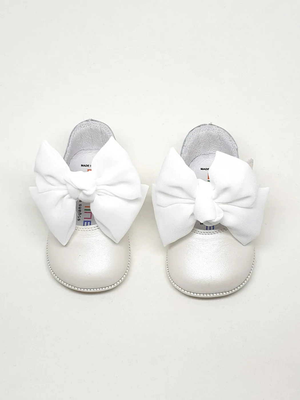 Baby's leather shoes with a bow