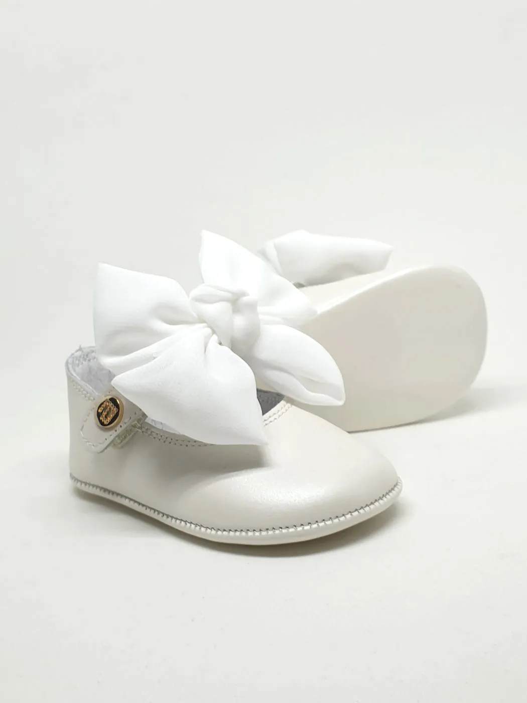 Baby's leather shoes with a bow